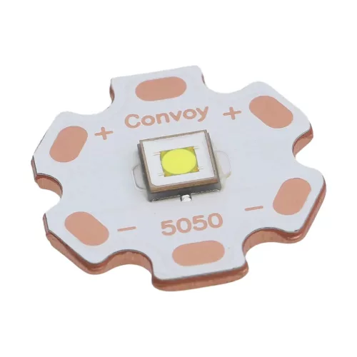 Lanternă Convoy L21B cu LED F45R, cu o putere de 2760 lumeni și o rază de acțiune de aproximativ 1360 m, cu lumină de 4000 K.