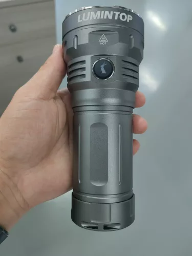 Lanternă de căutare Lumintop GT4695 cu 15.000 lumeni, rază de 800 metri și baterie de 32.000 mAh